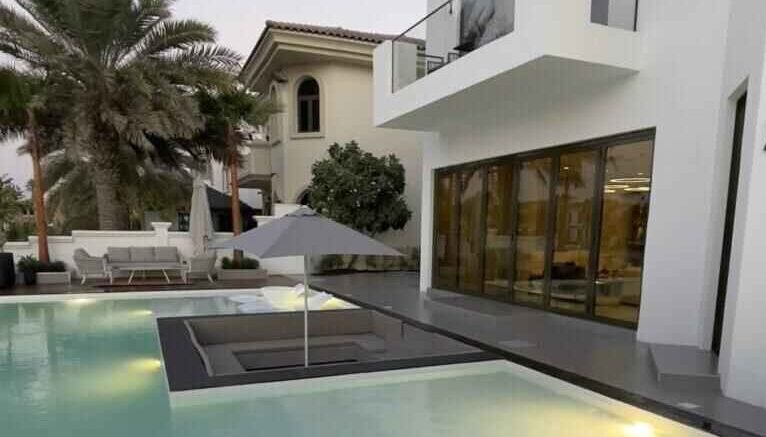 Residential swimming pool contractor working in Palm Jumeirah Dubai